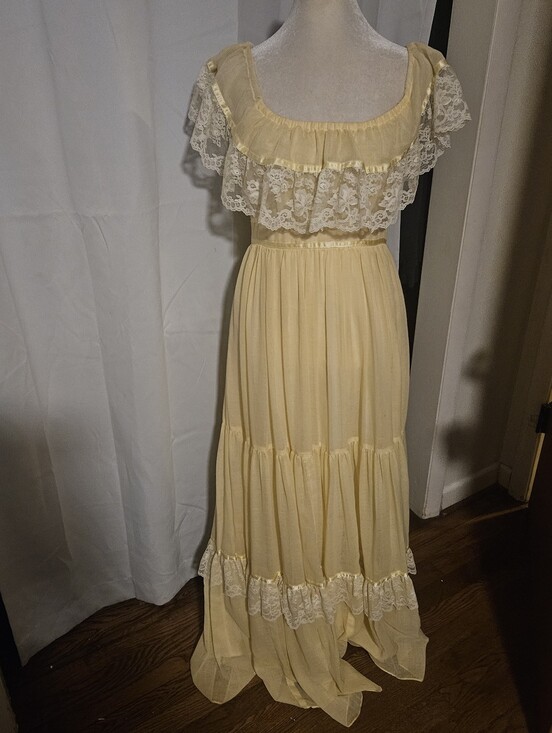 Gunne Sax Dresses & Skirts - Vintage Gunne Sax Dress 11 Buttercream Yellow Off The Shoulder Lace Full Skirt M